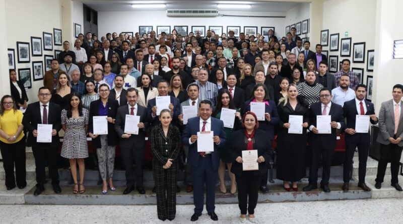 Luis Arturo Santiago, titular de la Secretaría de Trabajo, Previsión Social y Productividad con Rocío Nahle